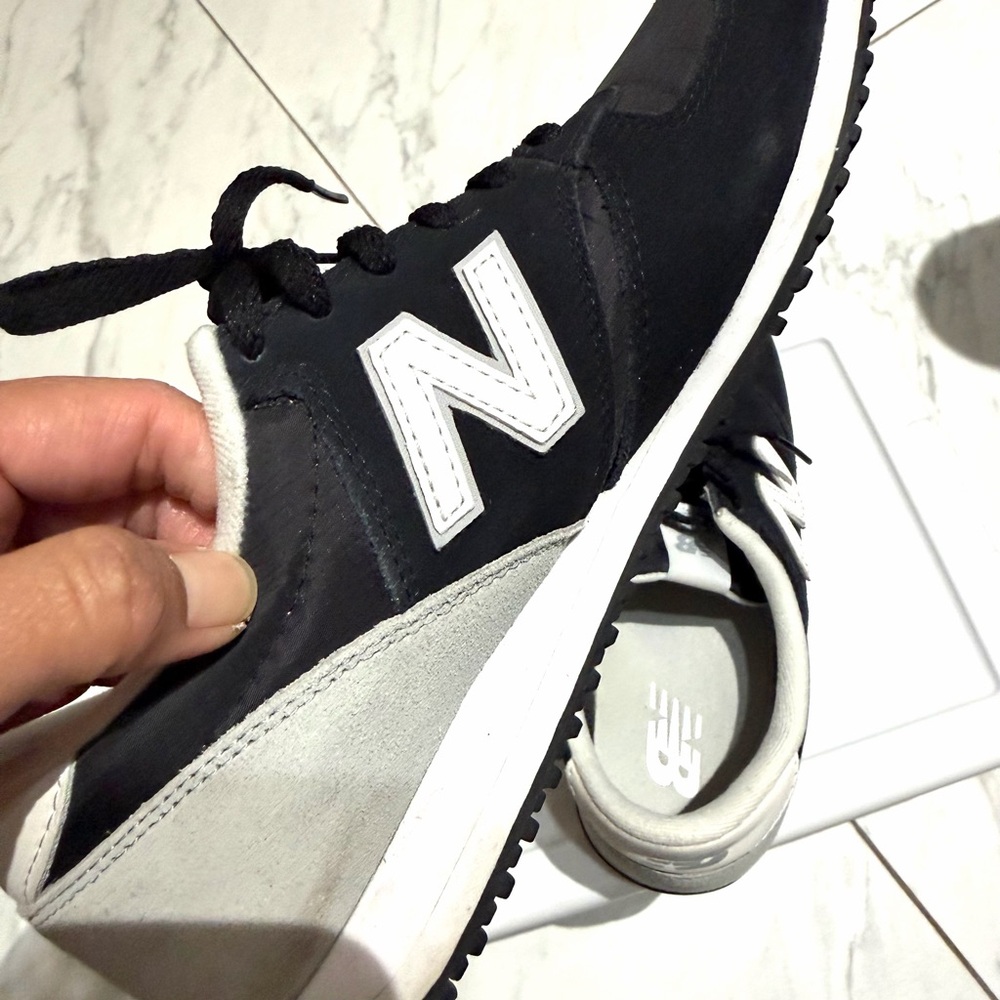 Pre-loved New Balance 420 Black and White Sneakers - Picture 2 of 7